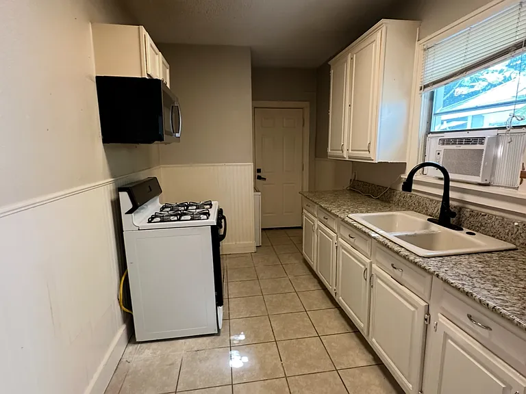 2406 W Lovers Ln — Photo 15