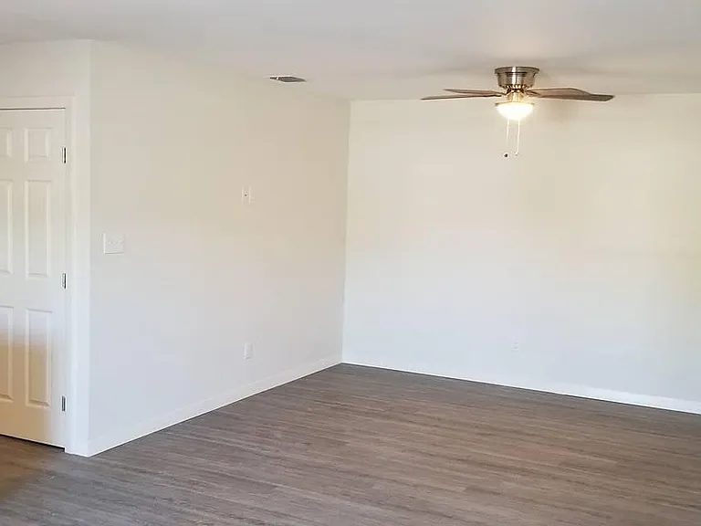 200 S Alex Ave #5 — Photo 6