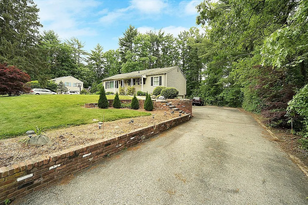 12 Old Milford Ln photo 1