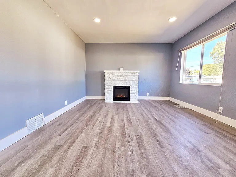 240 Adamson St — Photo 6