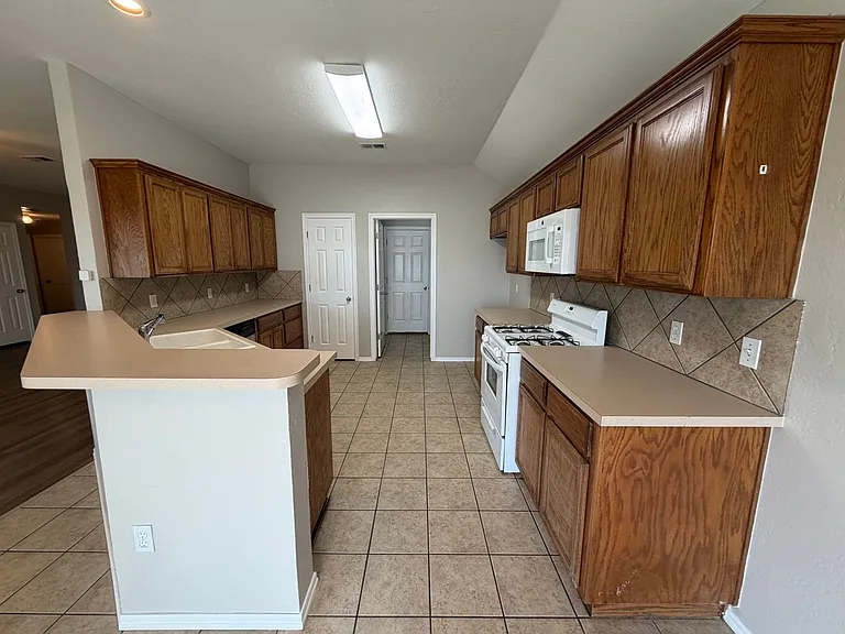 411 S Pointe Ln — Photo 6