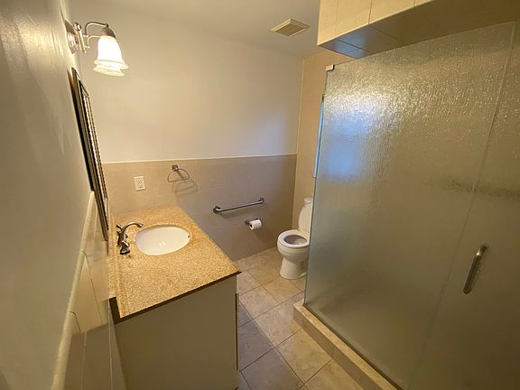 Master room bathroom