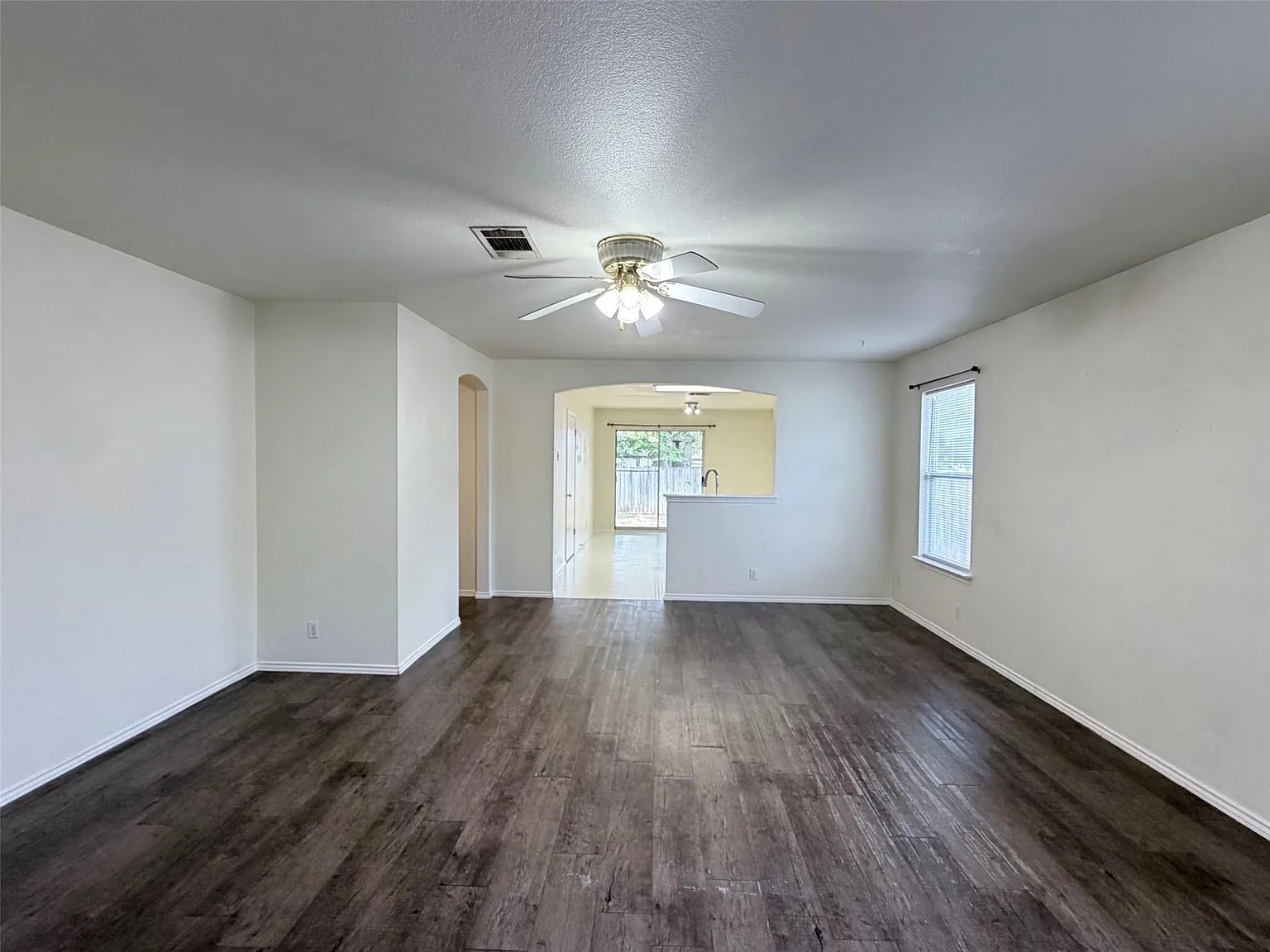 3 bed, 2.0 bath, 1396 sqft, $1,700 — Photo 3