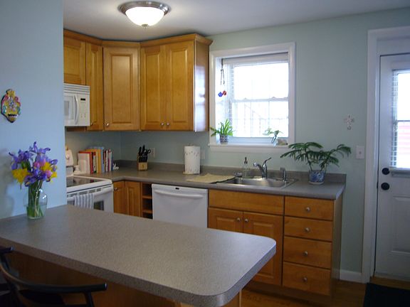 Breakfast bar and Island