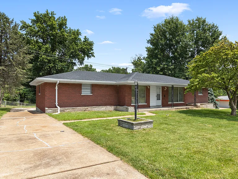 901 Cadora Dr — Photo 2