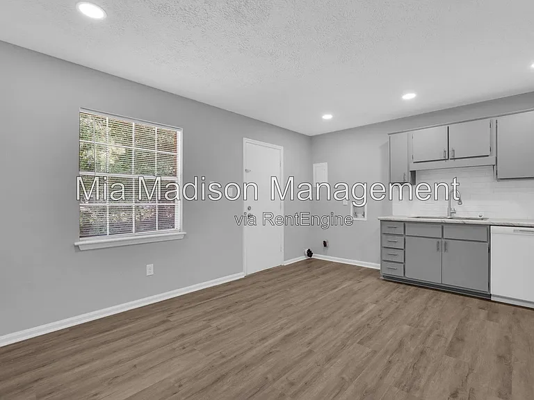 111 E Mell St #24 — Photo 10