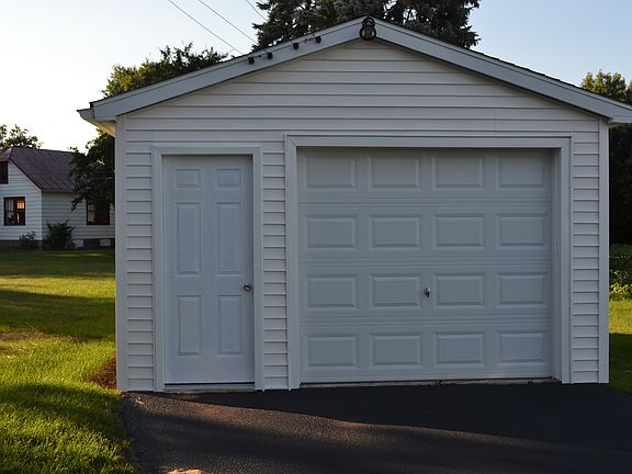 Detached garage