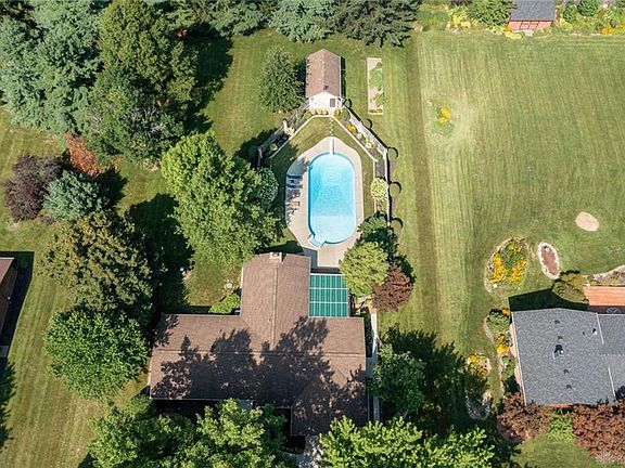 3rd image of 5890 Bradley Dr