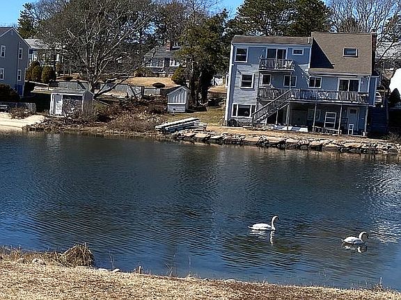 4th image of 185 Edgewater Dr W