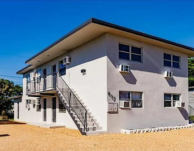 1st image of 612 SW 6th St APT 3