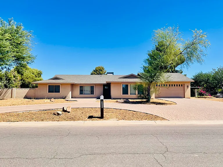 5226 E Emile Zola Ave — Photo 1