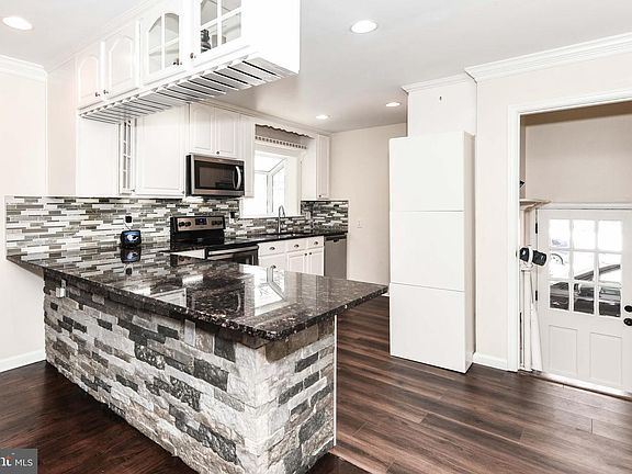 3rd image of 7518 Fairwood Ln