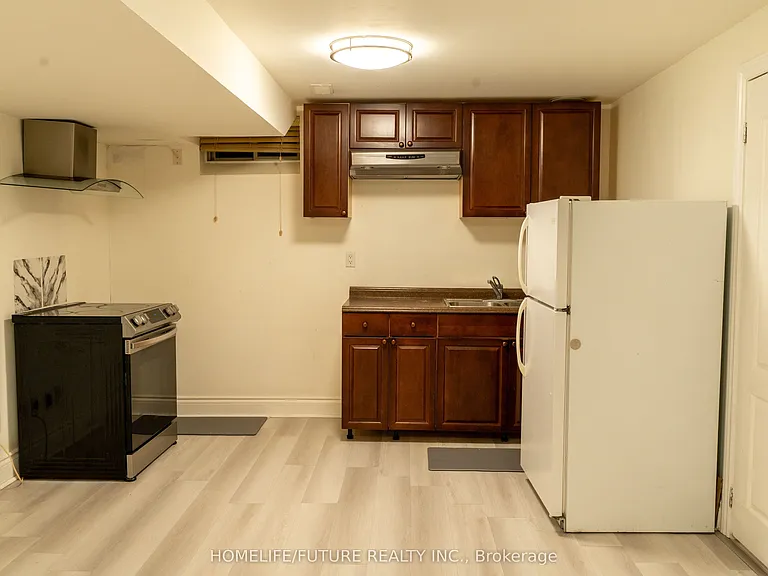620 Madame St — Photo 35