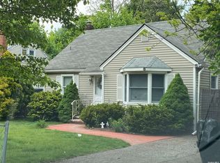 1 Irving Pl, Islip Terrace, NY 11752