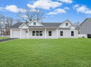 42 Dean St, Islandia, NY 11749