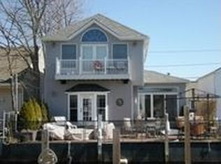 911 S 6th St, Lindenhurst, NY 11757