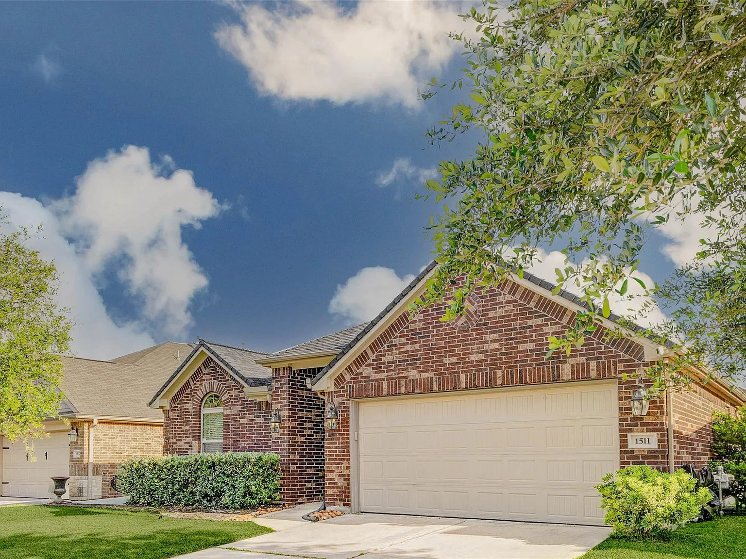 4 bed, 2.0 bath, 2095 sqft, $2,195 — Photo 1