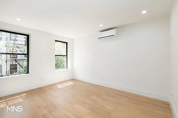 Rented by MNS Marketing | media 32