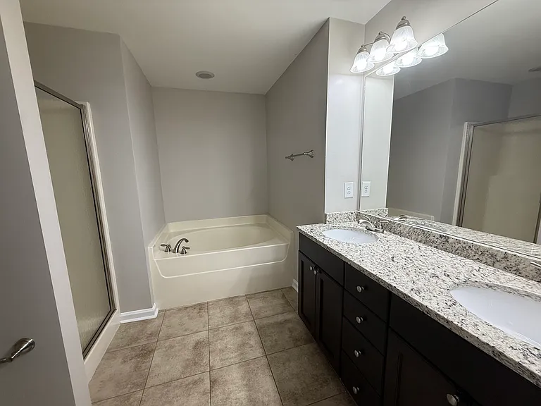 Summit Pointe Apartments — Photo 16