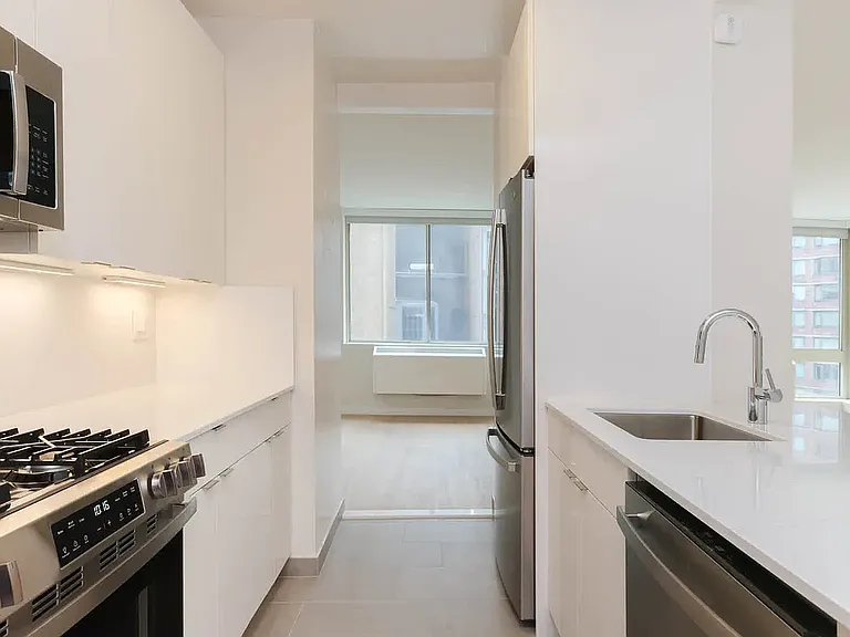 305 W 50th St #4A — Photo 13