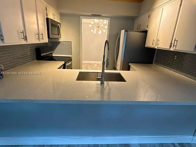 2020 NE 33rd St #2020 — Photo 8