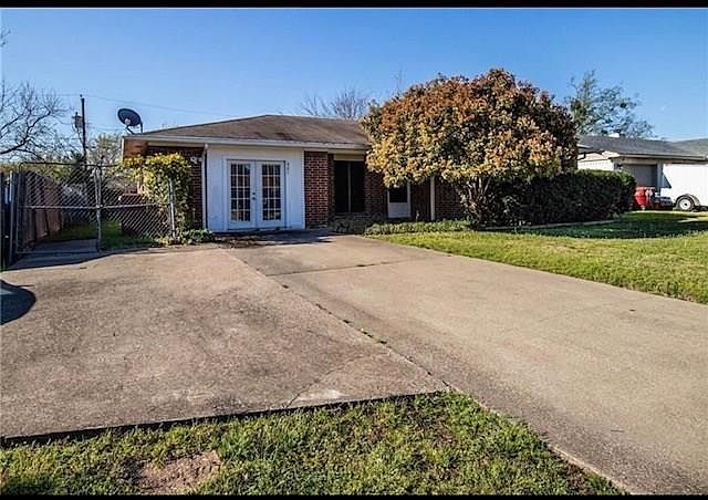 1st image of 801 Oak Grove Ln