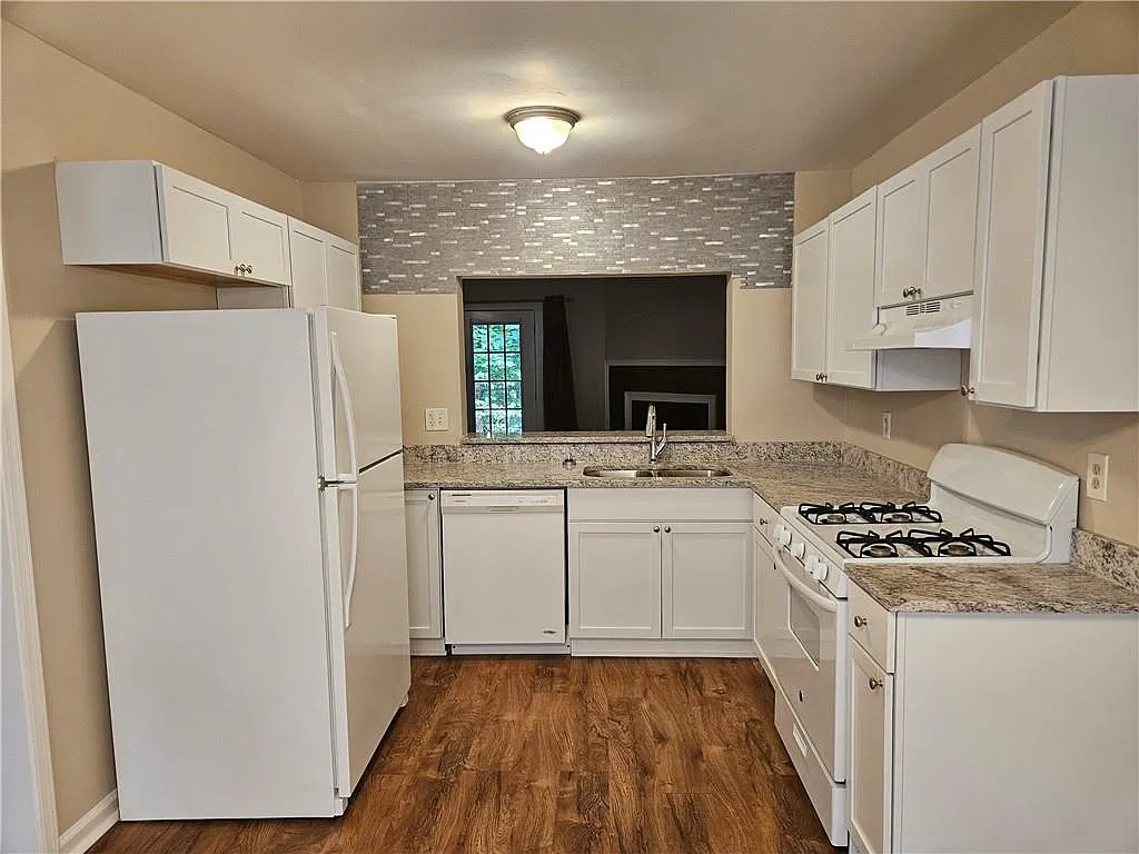1225 Oakplace Dr SW — Photo 3