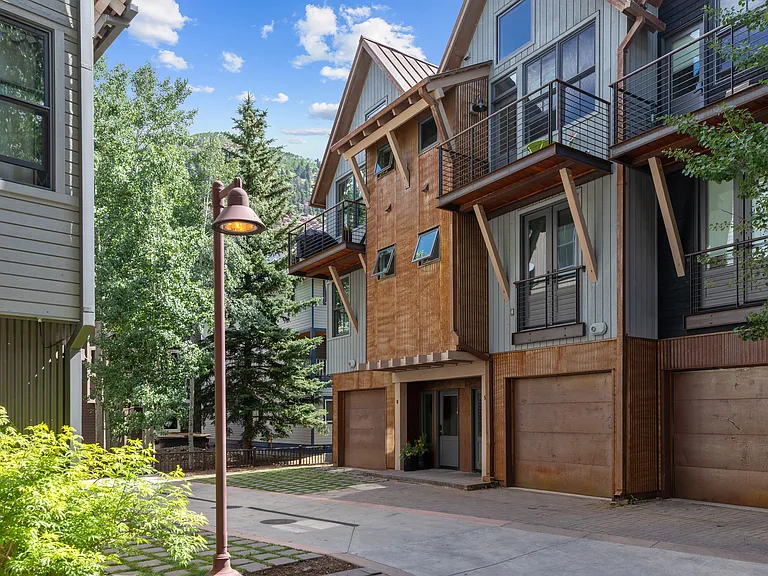 240 S Mahoney Dr #8 — Photo 31