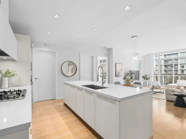 1625 Manitoba St #302, Vancouver, BC V5Y 0B8