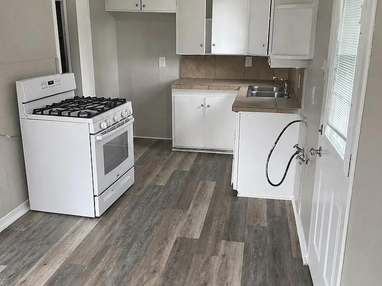231 W C Ave — Photo 3