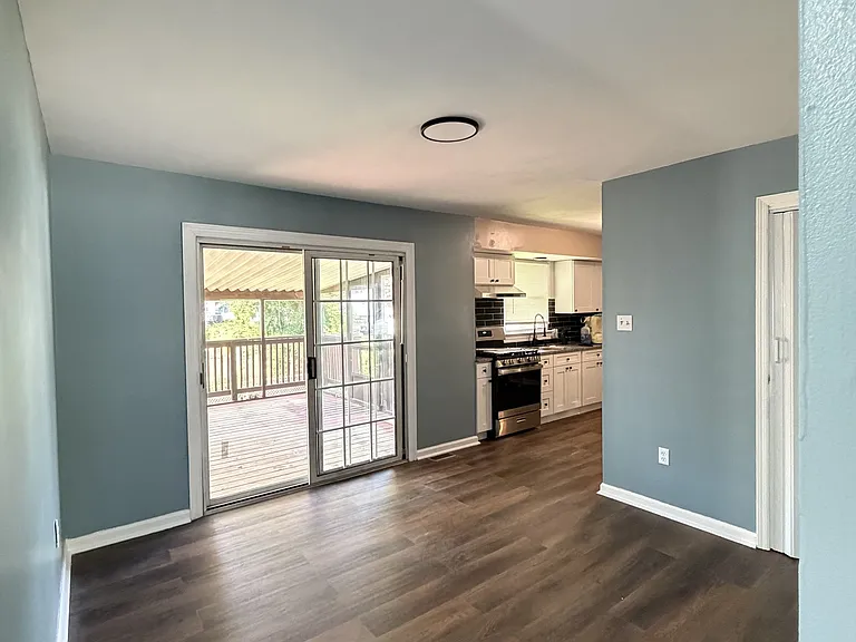 21 Berg Ave — Photo 5