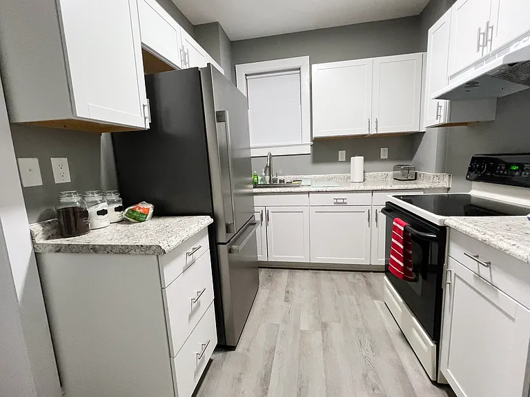 817 Ferdinand Ave SW #3 — Photo 2