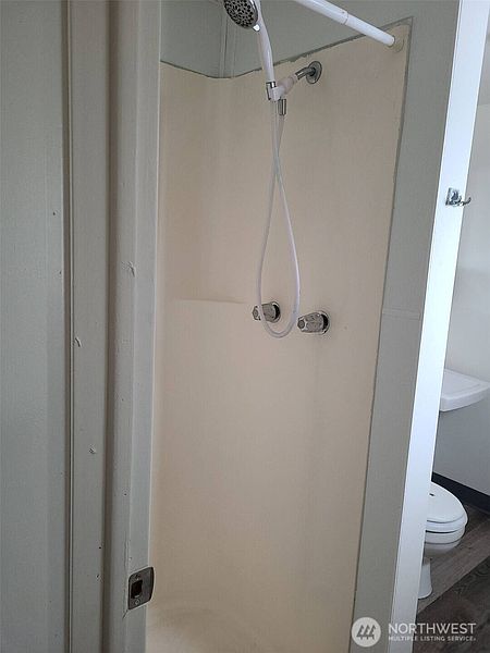 5th image of 412 W Reisner