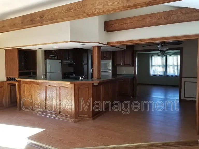 1049 Deleone Dr — Photo 4