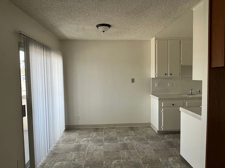 4377 Marlborough Ave — Photo 4