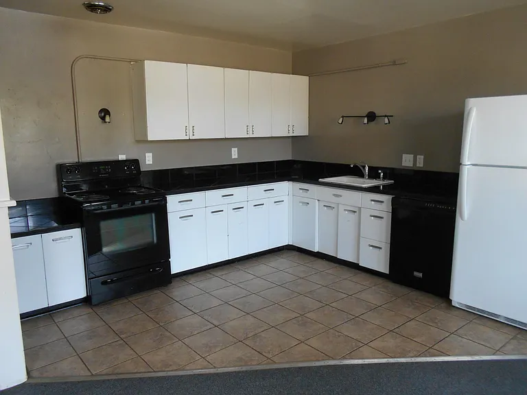 207 W 1st St #3 — Photo 7