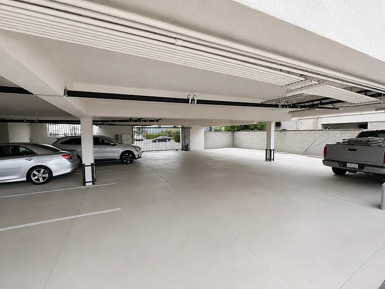 14931 Magnolia Blvd #8 — Photo 2