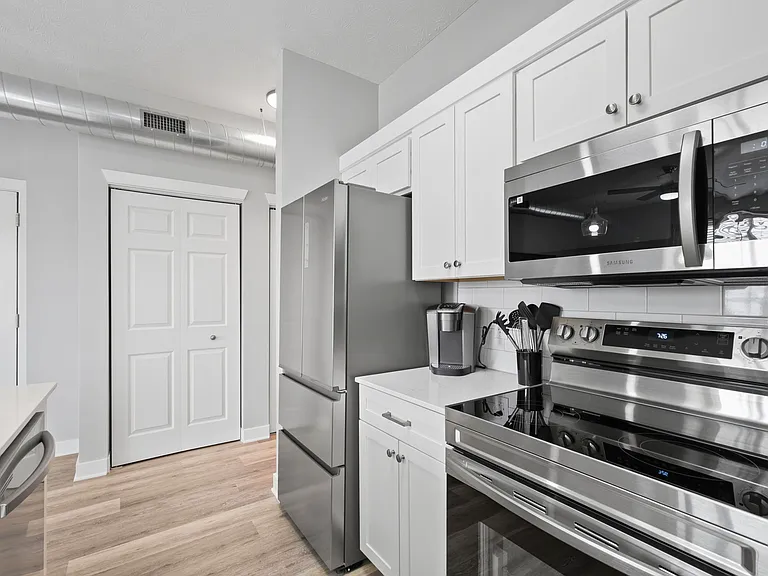 21 W 16th Street21 B02 Indianapolis #STREET21-B02 — Photo 4