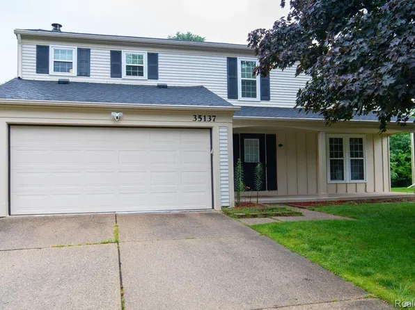 35137 Bunker Hill Dr, Farmington Hills, MI 48331