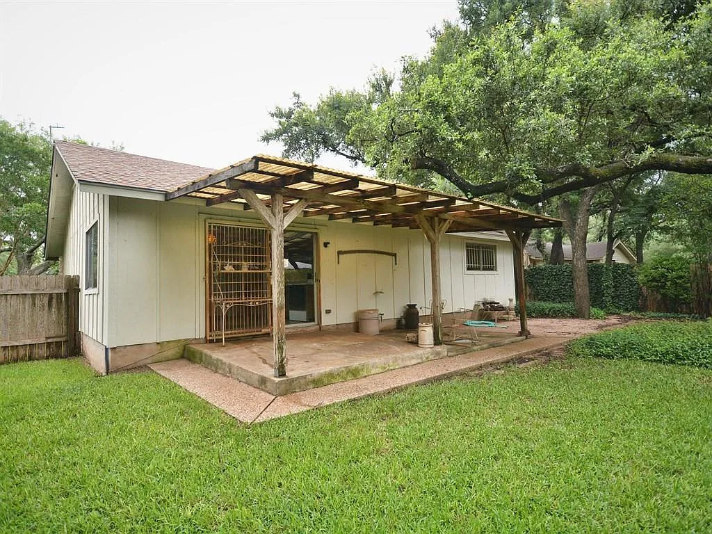 3 bed, 2.0 bath, 1200 sqft, $2,100 — Photo 2