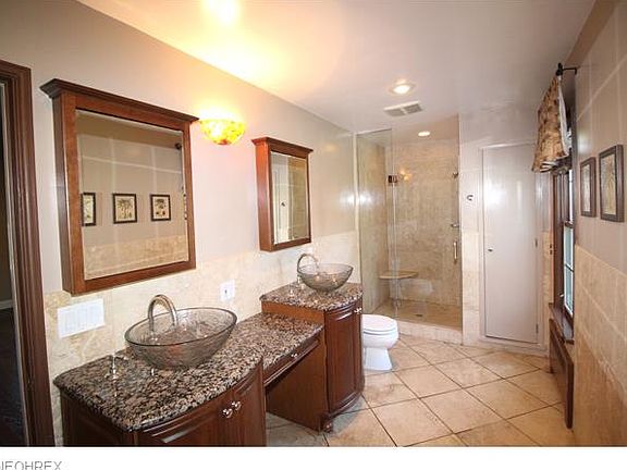 4th image of 22699 Shaker Blvd
