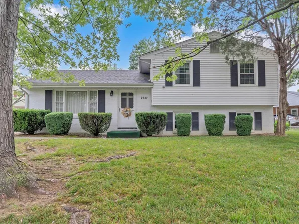 2747 Embassy Dr, Roanoke, VA 24019