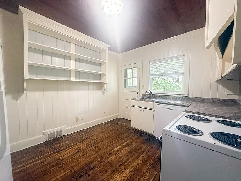 100 Davis Ave — Photo 9