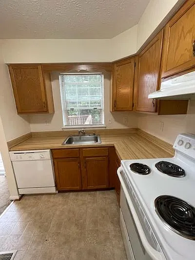 4 bed, 820 sqft, $2,495 — Photo 2