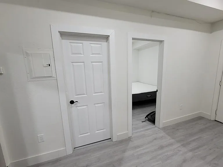734 SW 4th St #6 — Photo 5