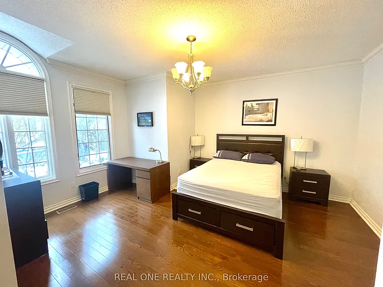 207 Kennedy St W — Photo 9