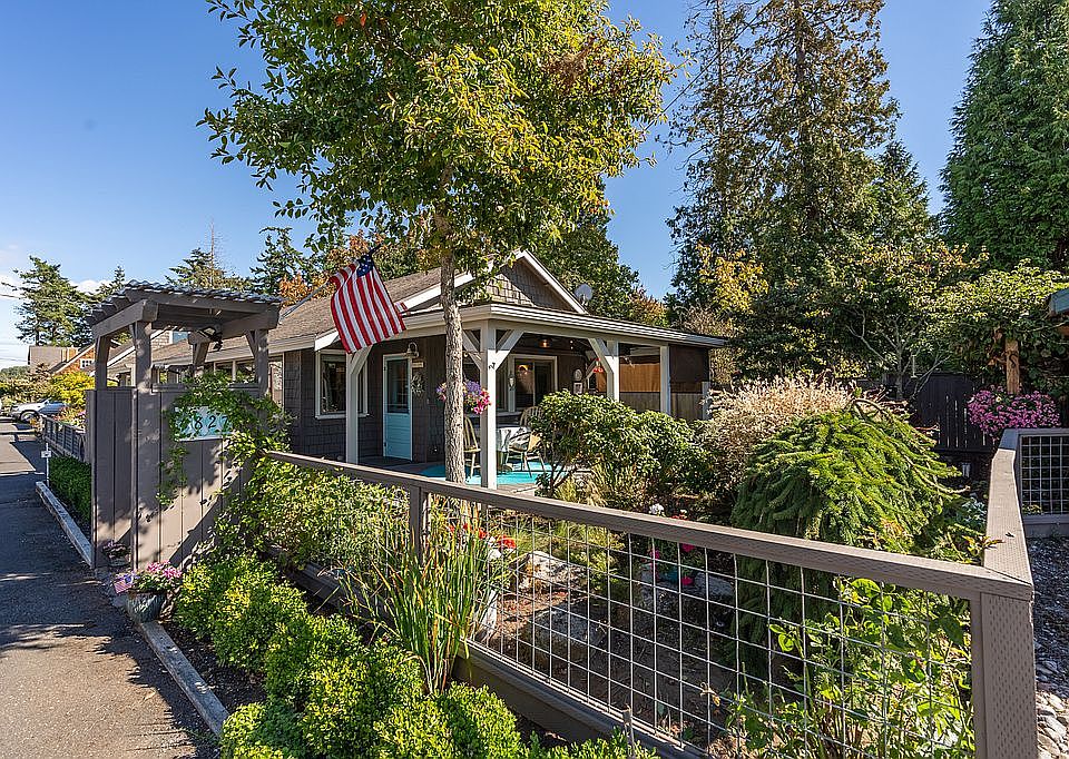 Entry with fenced yard