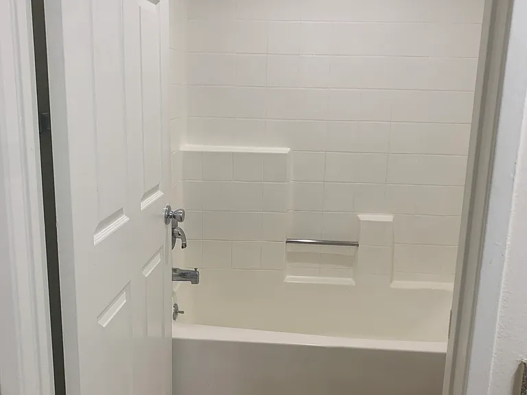Hyde Park Apts — Photo 18