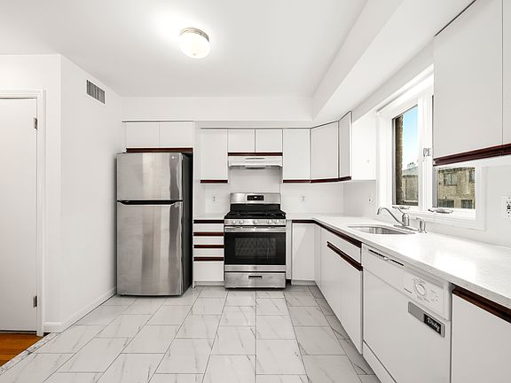 4th image of 2462B E 7th St #B