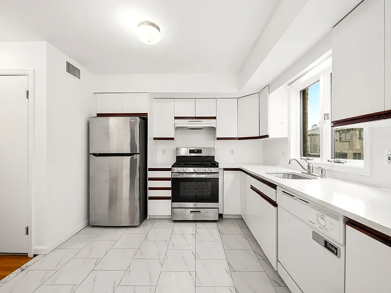 2462B E 7th St #B — Photo 4
